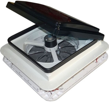 Střešní okno s ventilátorem a osvětlením pro karavany