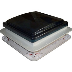 Střešní okno s ventilátorem a osvětlením pro karavany